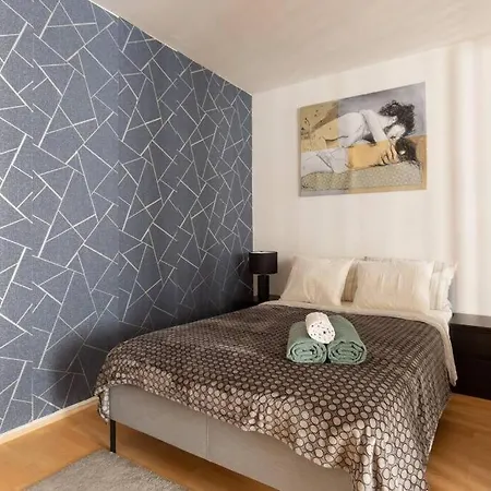 Apt Wit Free Secure Parking Apartament *